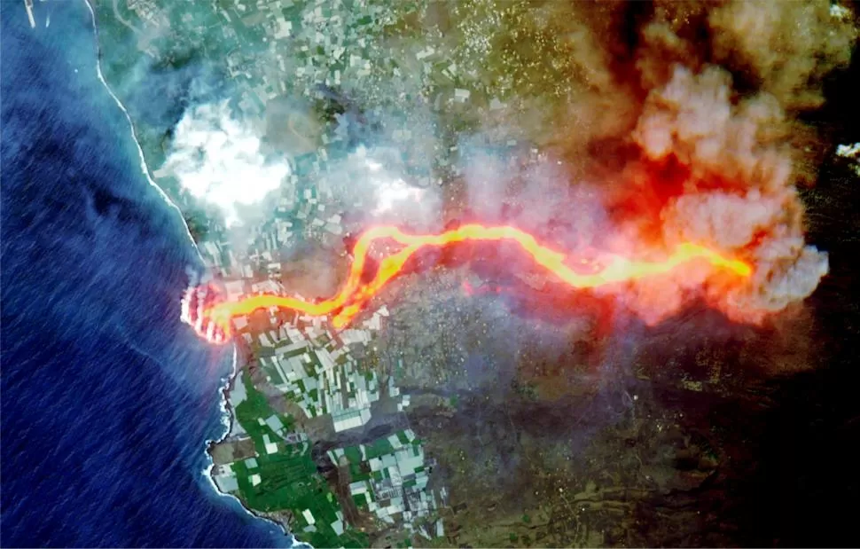 DESDE EL ESPACIO. Una imagen tomada por  satélite Copernicus Sentinel-2, de la Unión Europea, muestra los ríos de lava que fluyen hacia el mar. reuters 