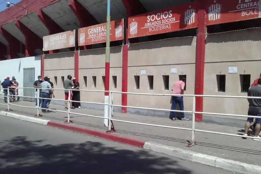 SIN PROBLEMAS. Como pasó el viernes, ayer todo se dio en calma en el estadio.  la gaceta / foto de jose nuno 