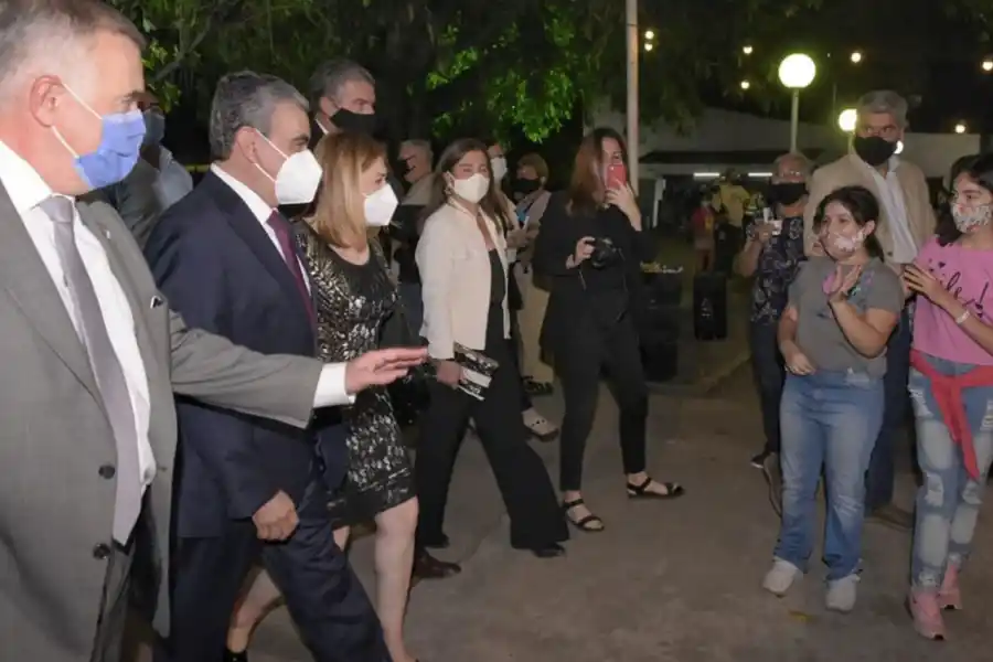 RECORRIDA. El vicegobernador a cargo del Ejecutivo, Osvaldo Jaldo, caminó por la Expo junto al intendente de la capital Germán Alfaro y su esposa, la diputada nacional Beatriz Ávila.