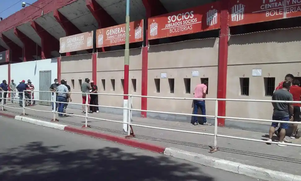 SIN PROBLEMAS. Como pasó el viernes, ayer todo se dio en calma en el estadio.  la gaceta / foto de jose nuno 