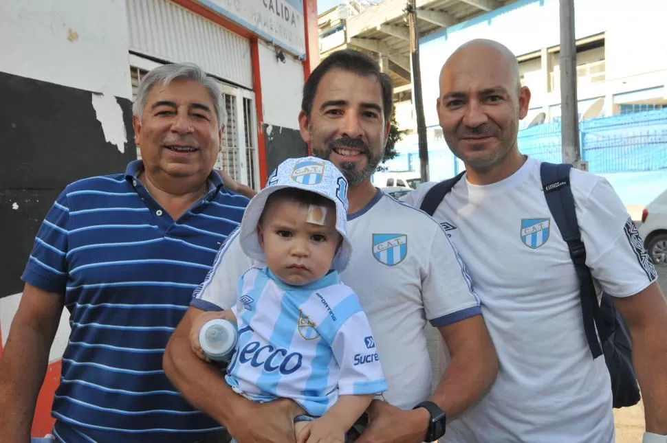 FAMILIA. José, abuelo; Raúl, padrino y Juan Manuel, papá, felices de haber podido llevar a Juan Ignacio. 