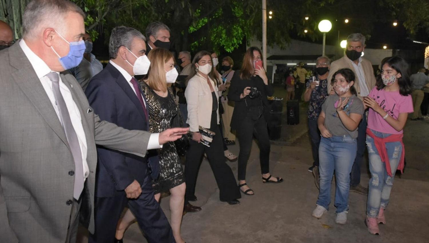 RECORRIDA. El vicegobernador a cargo del Ejecutivo, Osvaldo Jaldo, caminó por la Expo junto al intendente de la capital Germán Alfaro y su esposa, la diputada nacional Beatriz Ávila.