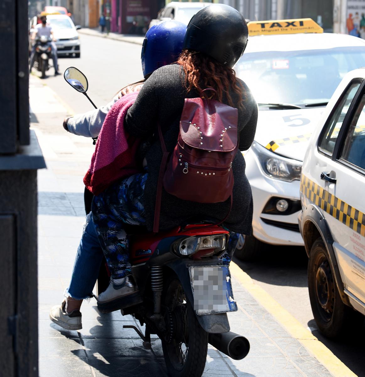 CON CASCO, PERO POR LA VEREDA. Esta moto circula en una de las  infracciones más molestas.
