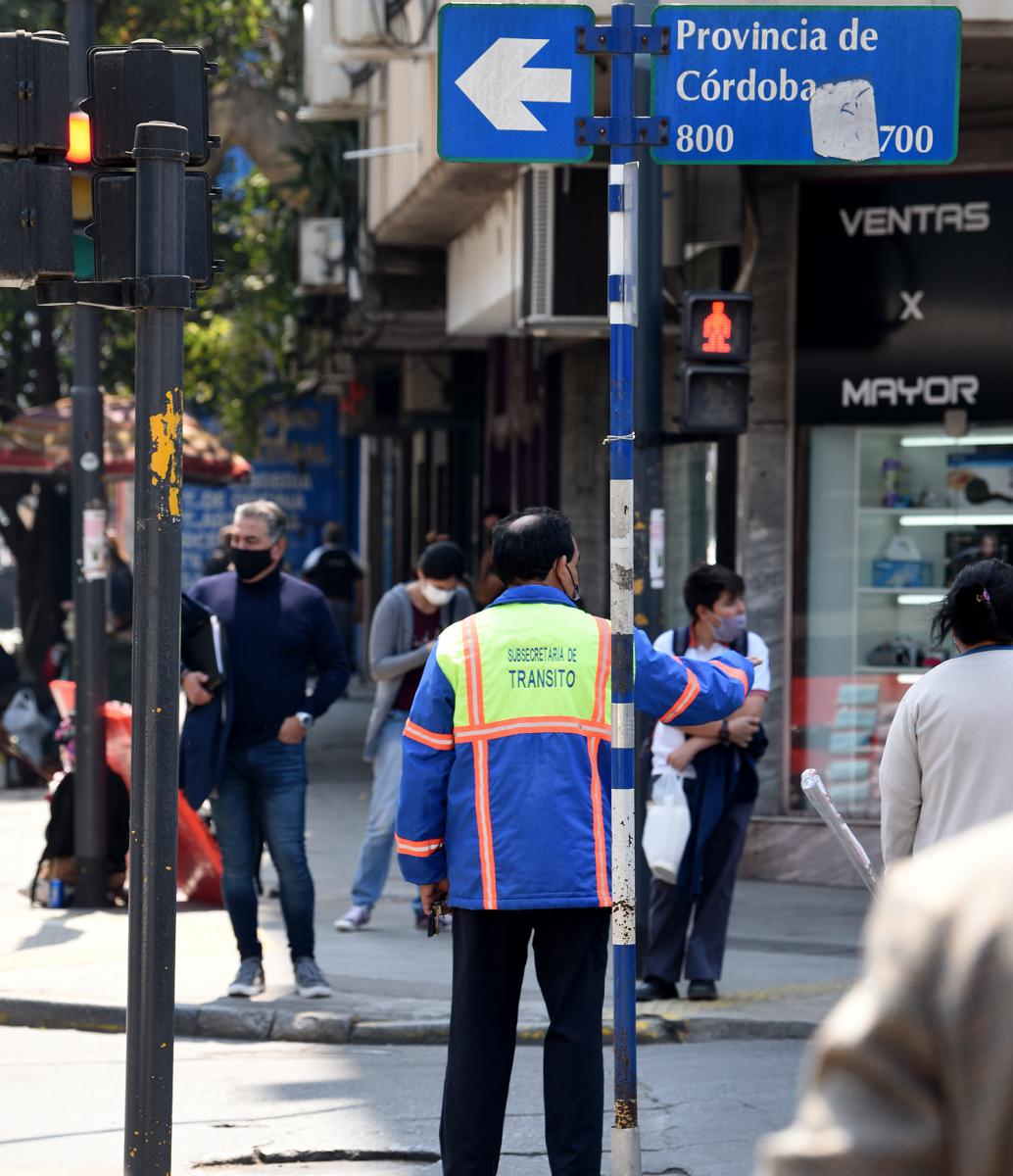 EL CUSTODIO. El inspector se encuentra en una de las zonas más complejas de la circulación peatonal y vehicular.