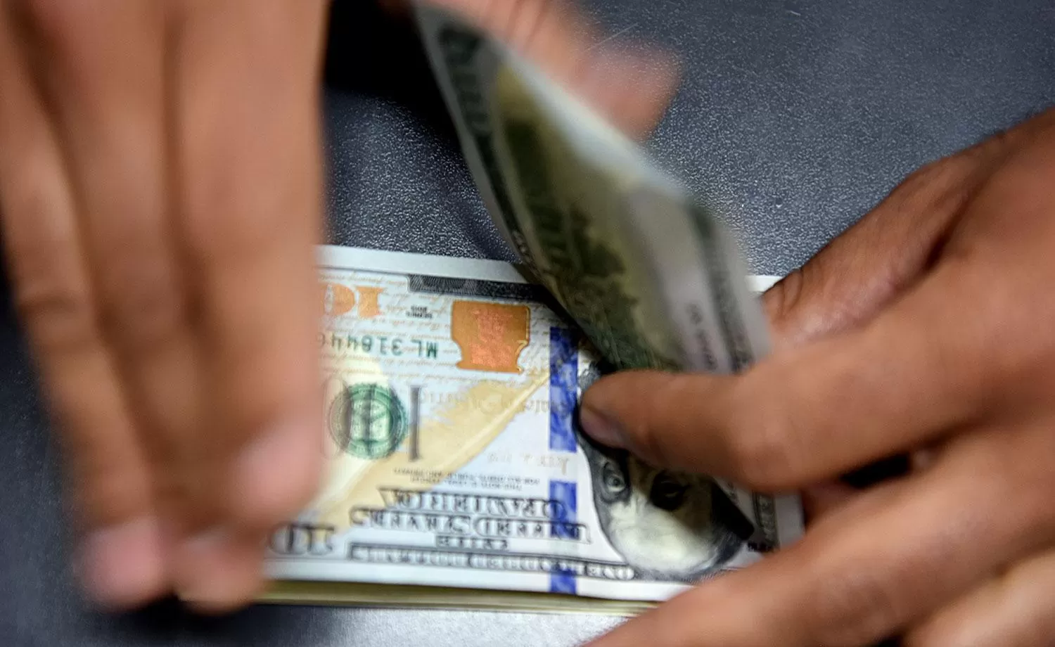 El dólar blue se negocia en $ 185 en la City tucumana