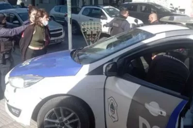 Video: Dejó a su bebé en el auto para ir al centro de estética y la Policía tuvo que rescatarlo