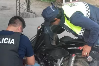 Un adolescente fue atrapado tras robar una moto y su familia atacó a un policía