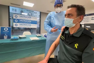 España: les aplicarán una tercera dosis de la vacuna anticovid-19 a los mayores de 70 años