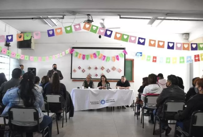 Escritores tucumanos fueron a una escuela para charlar con alumnos