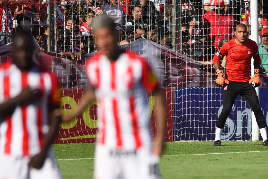 FIGURA. El capitán Ignacio Arce volvió a ser fundamental para San Martín debajo de los tres palos.