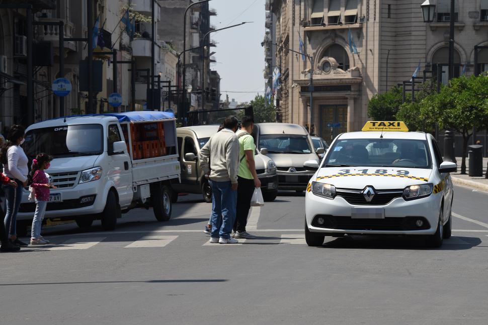 EL MÁS GRANDE EMPUJA. Los peatones van como corresponde por la senda pero el taxi arremete sin detenerse para dejarlos pasar. 