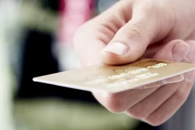 El BCRA incrementó el costo de las tarjetas de crédito