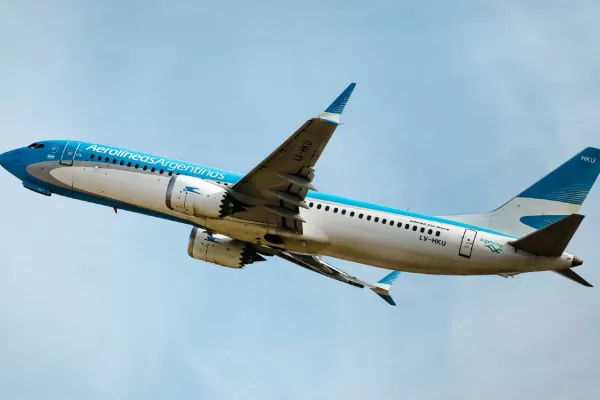 Aerolíneas reprogramó un centenar de vuelos por el paro de controladores: cómo afecta a Tucumán
