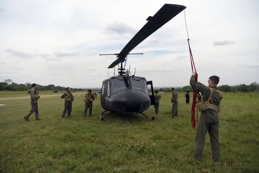 EN TIERRA. Miembros del Ejército recién llegados a Tucumán.  