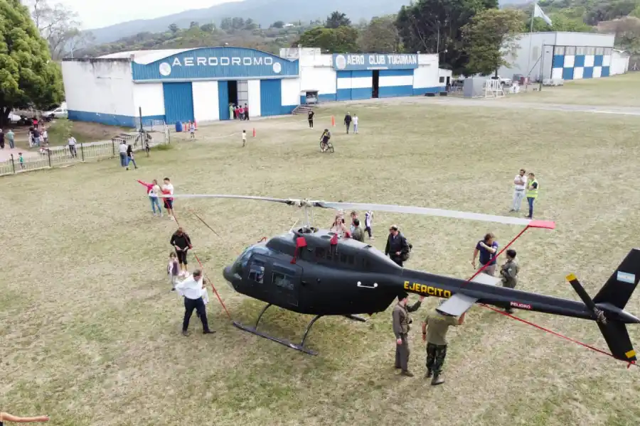 Un espectáculo visual: 14 helicópteros del Ejército Argentino sobrevolaron Yerba Buena