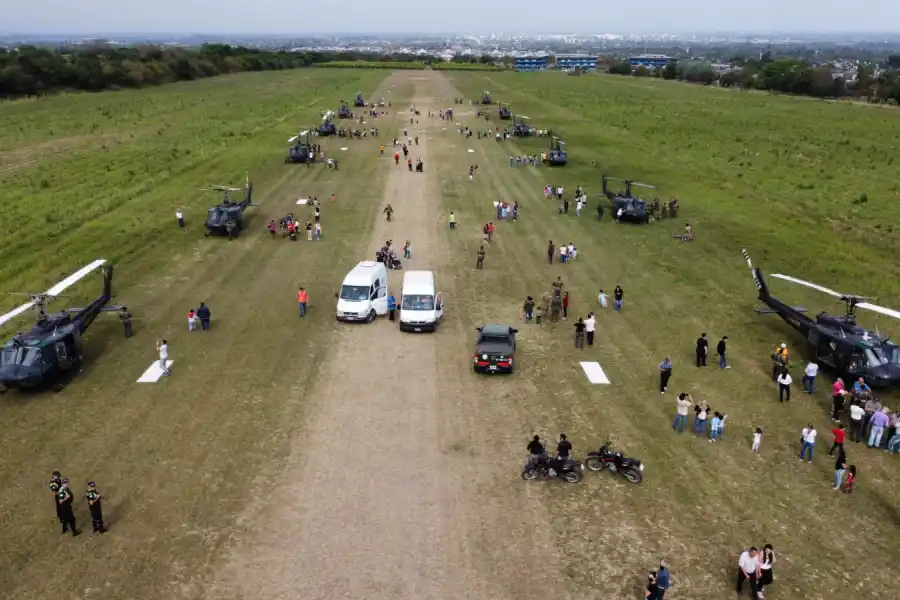 Un espectáculo visual: 14 helicópteros del Ejército Argentino sobrevolaron Yerba Buena