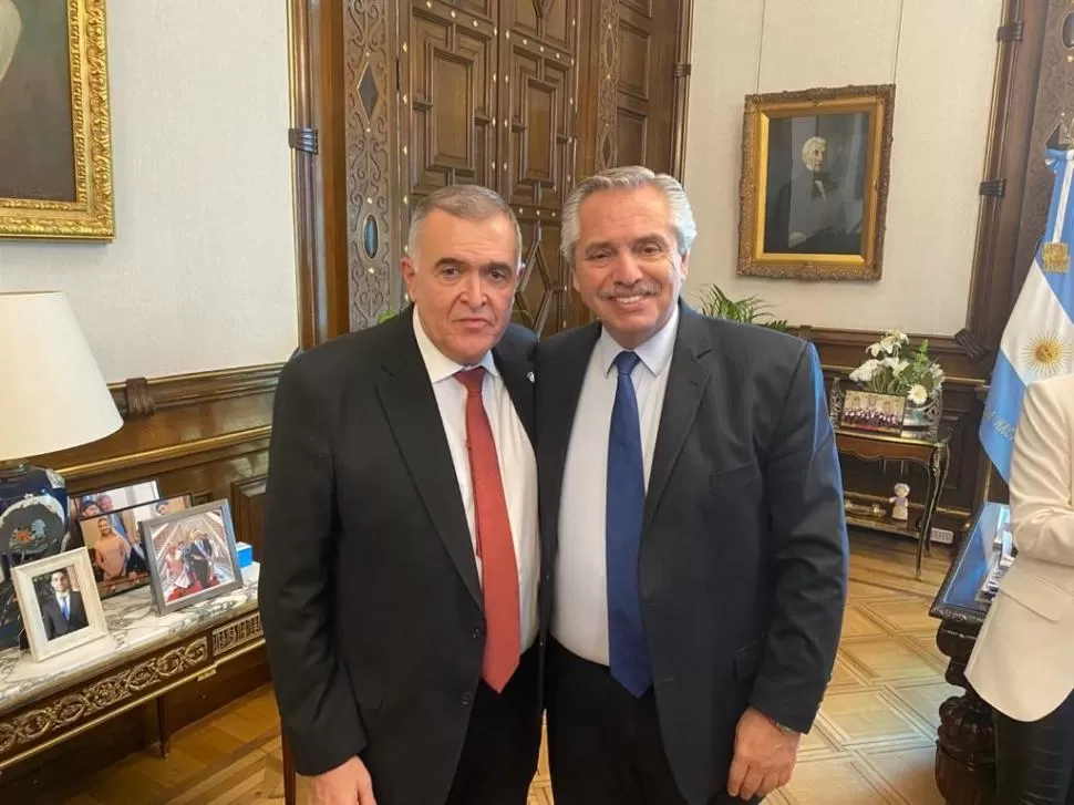 EN EL DESPACHO PRESIDENCIAL. Jaldo posa con Alberto Fernández. Fue el lunes durante la visita del vice y del gabinete local a la Casa Rosada.  