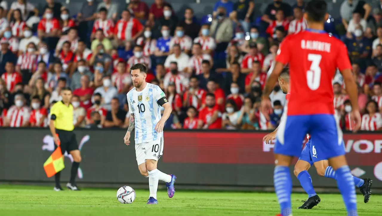PANORAMA. El capitán de la selección argentina, Lionel Messi, comanda los ataques de la Albiceleste ante el combinado de Paraguay, en Asunción.