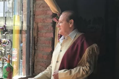 Carlos Sánchez les rinde su homenaje a Los Tucu Tucu