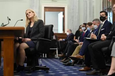 Una ex empleada de Facebook pide que regulen las redes sociales