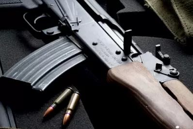 Santa Fe: detienen a un motociclista que circulaba con una AK-47 y una pistola