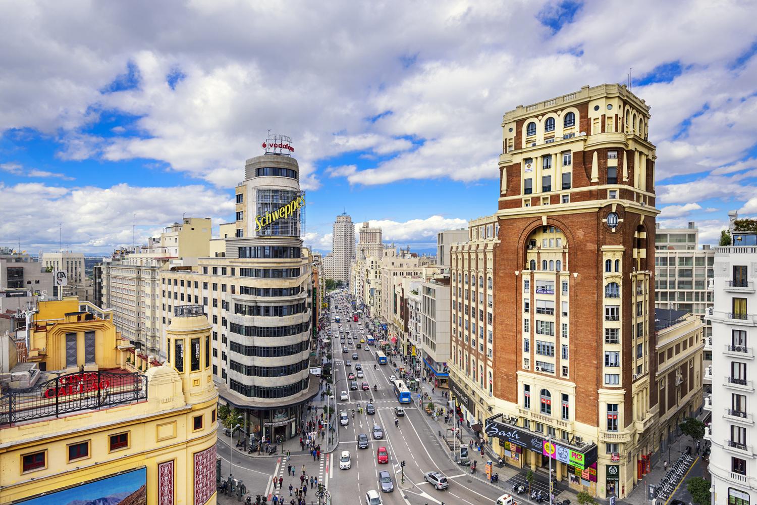 NUEVA VIDA. Muchos argentinos sueñan con caminar por La Gran Vía, en pleno centro de Madrid.