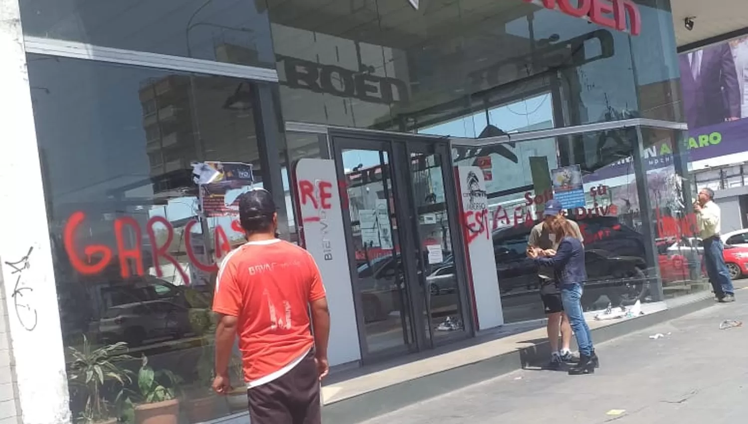 EN LOS VIDRIOS. Los manifestantes dejaron insultos en las puertas de los concesionarios.