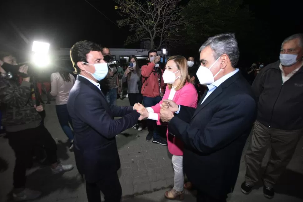 CONFRATERNIDAD. Sánchez, candidato a diputado, recibe el saludo de Alfaro y Beatriz Ávila, candidatos a senadores por Juntos por el Cambio. 