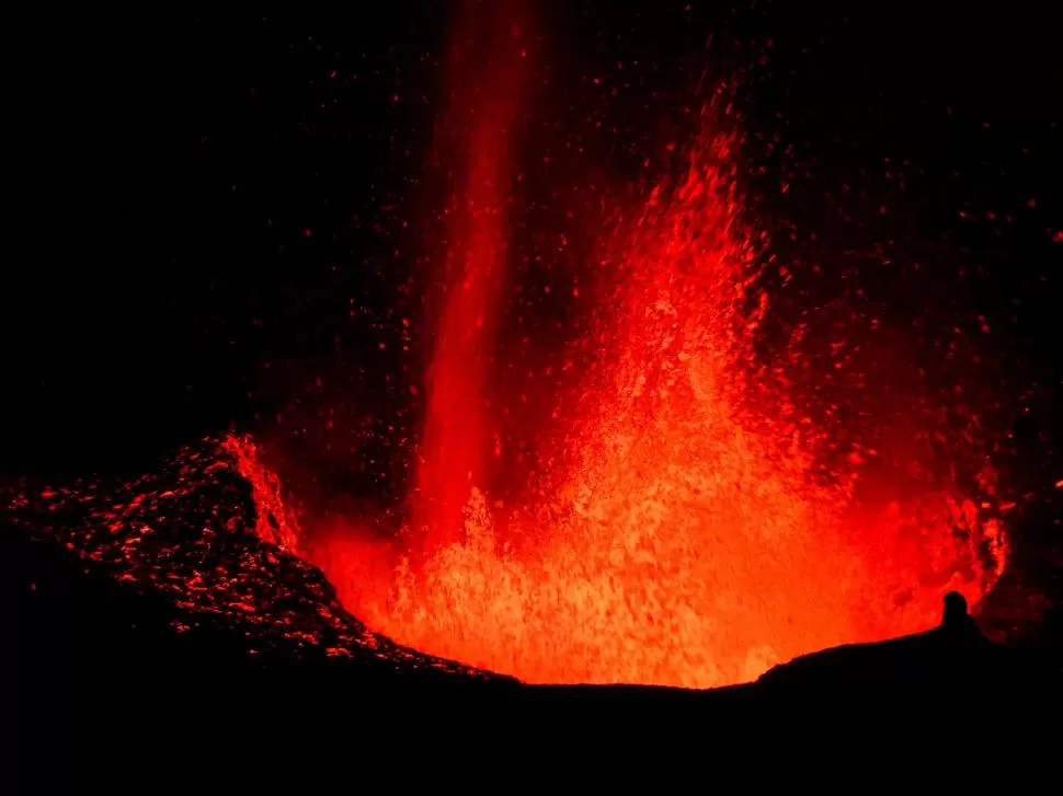 UN ESPECTÁCULO IMPRESIONANTE. La lava alcanza varios metros de altura. 