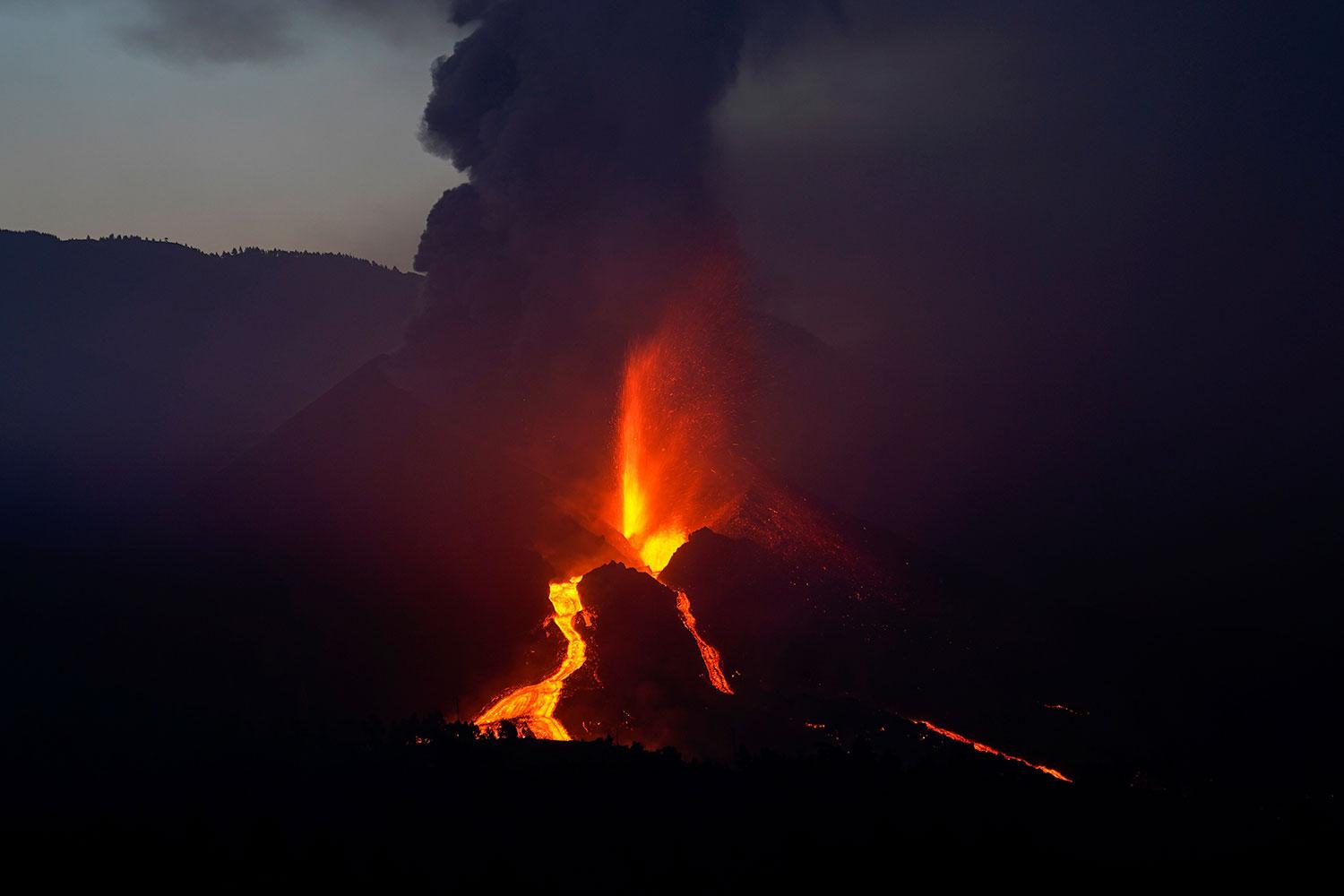 La lava derrumbó una de las paredes del volcán