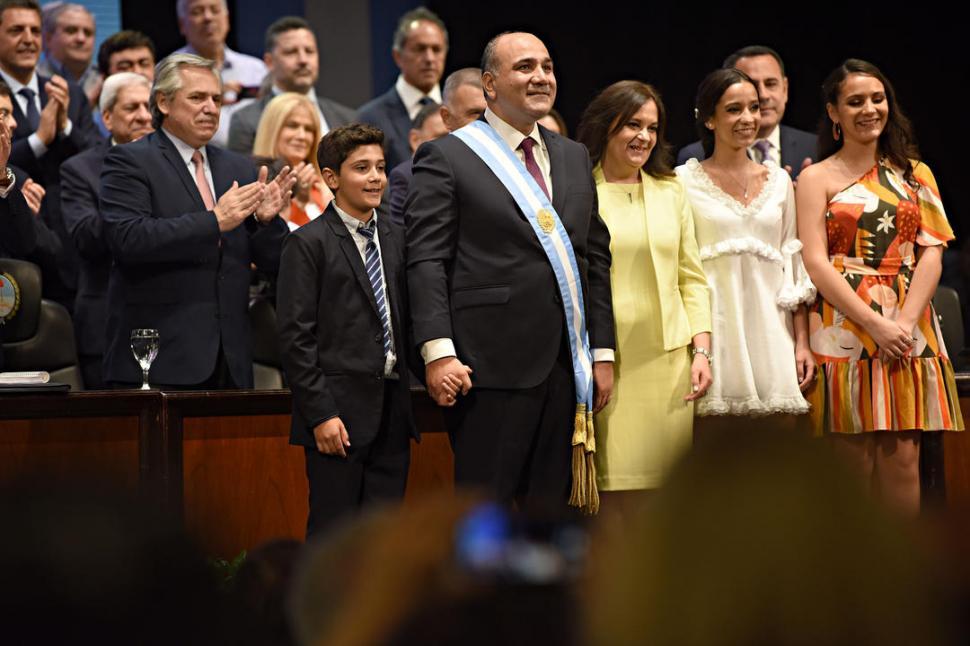 CON LA FAMILIA Y LA BANDA, EN UNA IMAGEN DE ARCHIVO. En octubre de 2019, cuando Manzur asumió su segundo mandato y Alberto Fernández era el invitado protagonista. LA GACETA