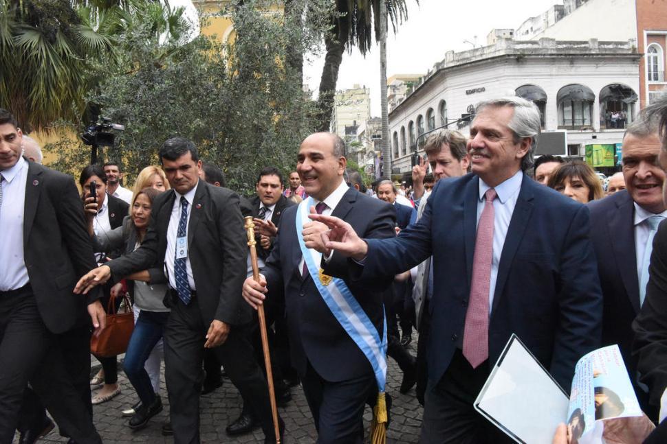 MANZUR Y ALBERTO, EN OCTUBRE DE 2019. Tras recibir los atributos, Manzur camina sonriente acompañado por Alberto Fernández desde el teatro Mercedes Sosa hasta la Casa de Gobierno. LA GACETA