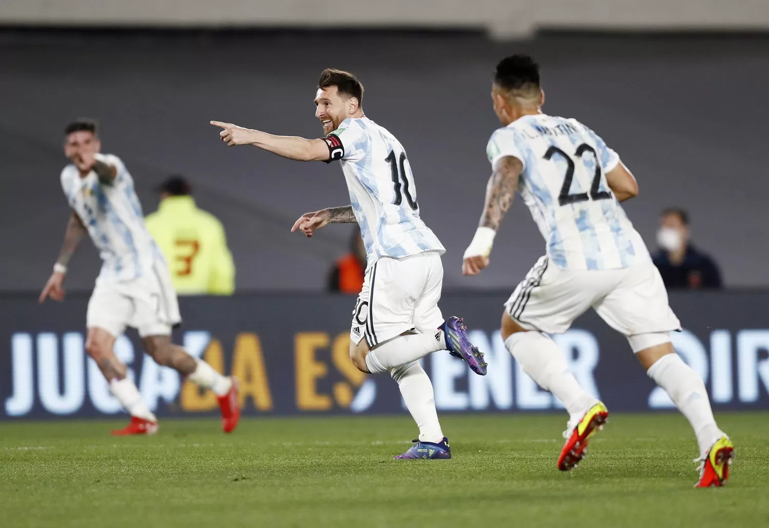 LA DUDA. Messi arrastra una lesión y estaría en el banco frente a los uruguayos.
