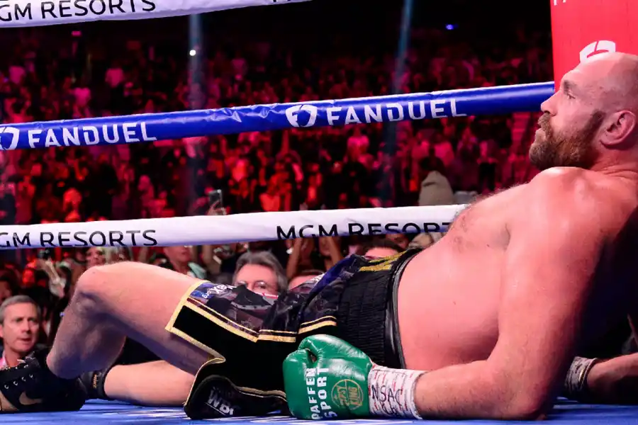 EN LA LONA. Fury cayó dos veces ante el castigo de Wilder.