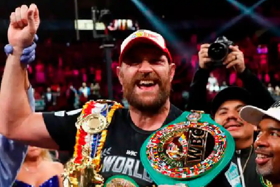 VICTORIOSO. Fury posa junto al cinturón que lo consagra campeón de los pesados del CMB.