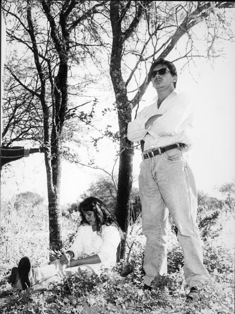 UNA FOTO HISTÓRICA. María de los Ángeles Núñez, custodiada por una policías de civil, espera que su pareja “El Malevo” Ferreyra se entregue. 