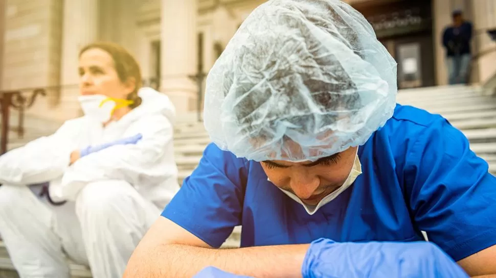 SECUELAS. Los trabajadores de la salud sufren por su trabajo incansable. 