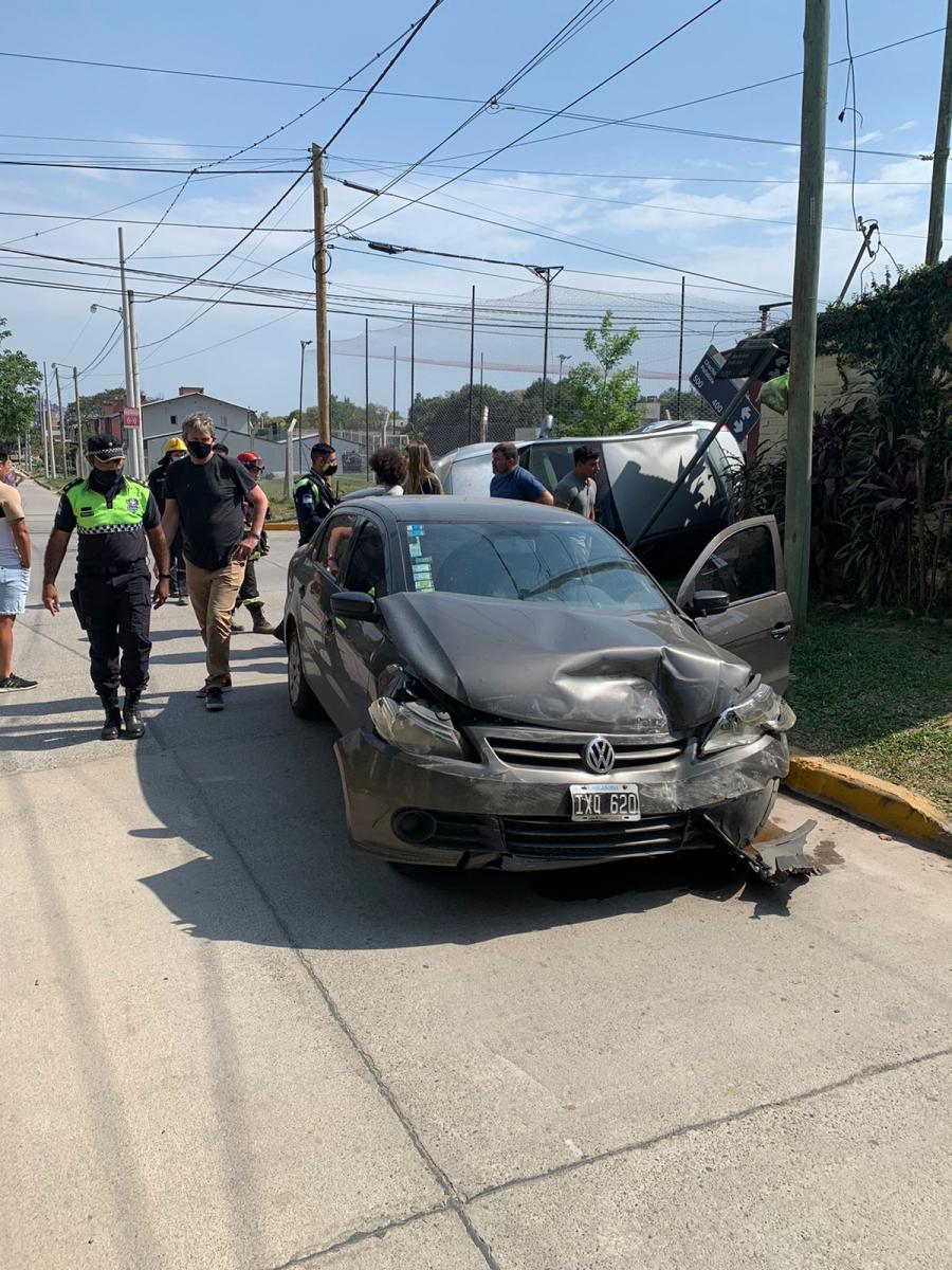 Yerba Buena: un auto chocó con otro vehículo y terminó tumbado