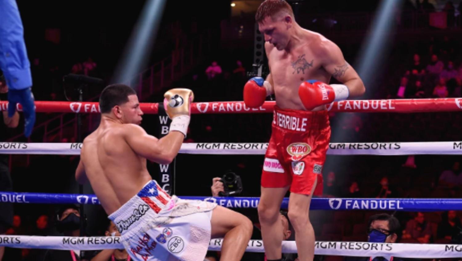 EL MOMENTO. Cóceres ya impactó a Berlanga con su derecha en la cabeza y el campeón se va a la lona.