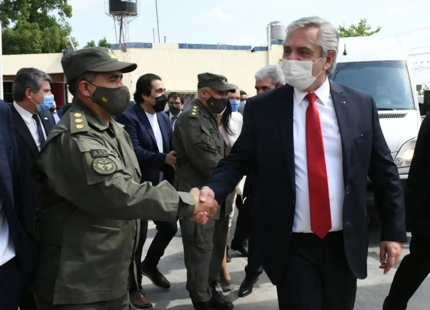 VISITA OFICIAL. El Presidente saluda a un efectivo de Gendarmería Nacional. Foto: Gobernación de Tucumán