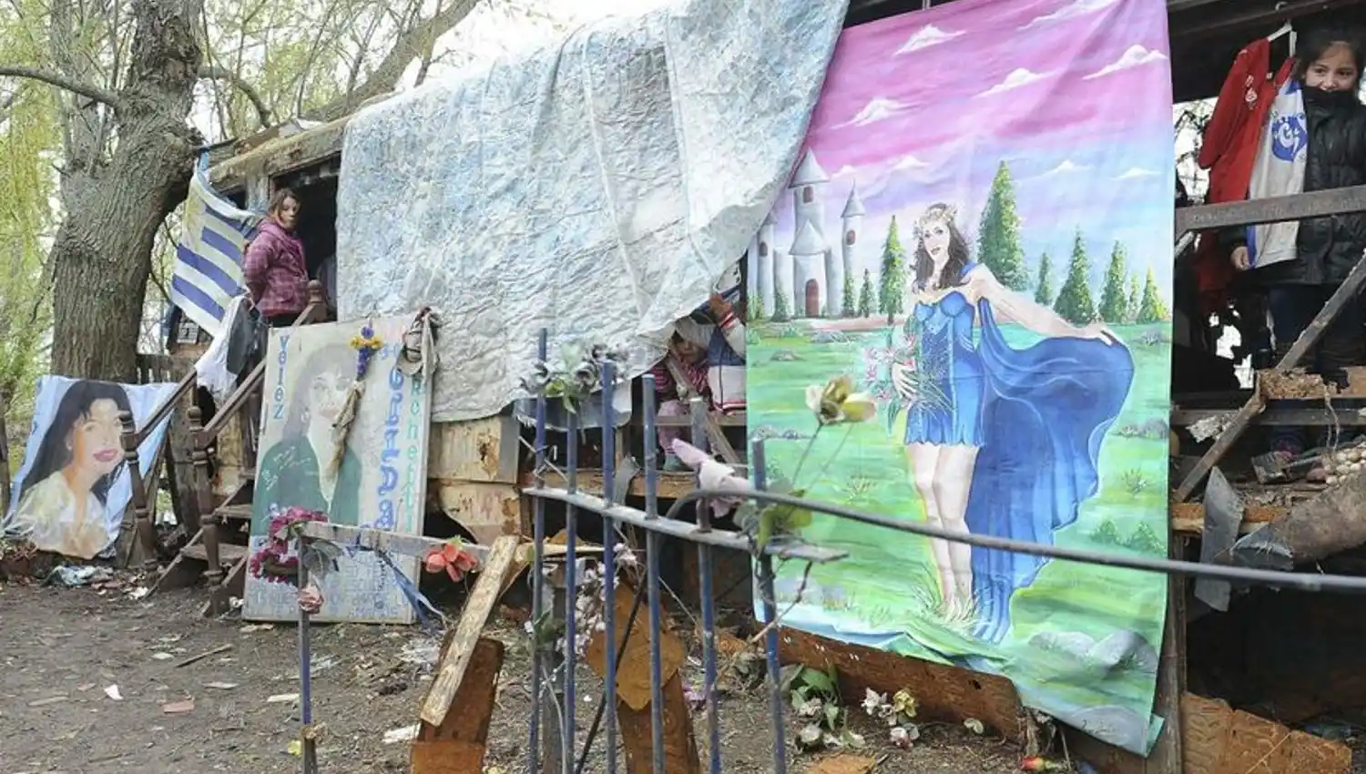 EL SANTUARIO. Los seguidores de Gilda construyeron una gruta en el lugar en el que murió la cantante.