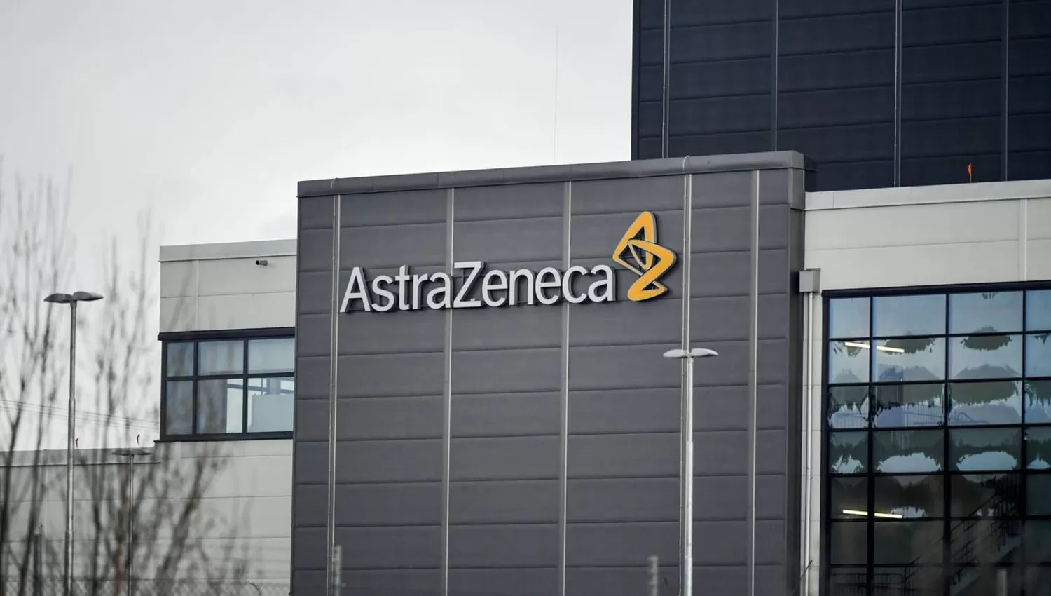 EN DESARROLLO. La firma Astrazeneca probó el cóctel de medicamentos contra la Covid-19 en pacientes de riesgo y con comorbilidades.