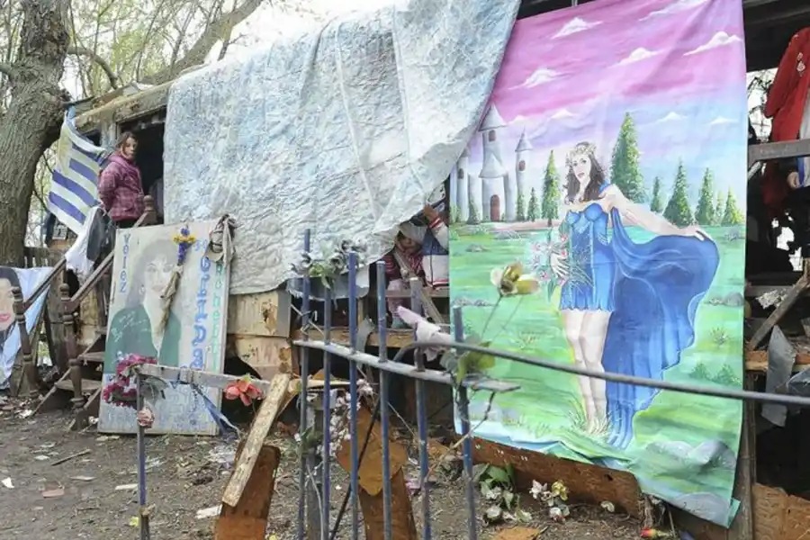 EL SANTUARIO. Los seguidores de Gilda construyeron una gruta en el lugar en el que murió la cantante.