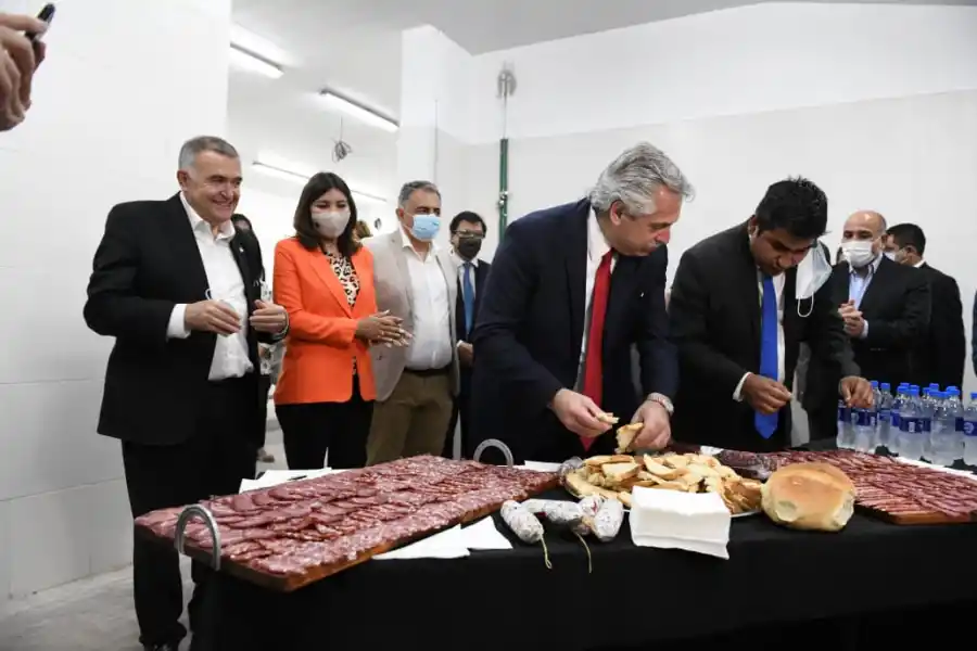 RECORRIDO. Alberto Fernández dejó inaugurada la planta municipal de La Cocha. Prensa Gobernación