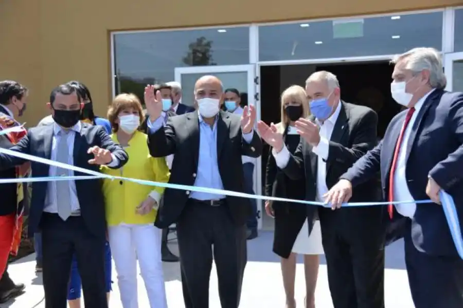 INAUGURACIÓN. Alberto, junto a Manzur y a Jaldo, puso en marcha la nueva planta de Simoca. Foto: prensa Gobernación