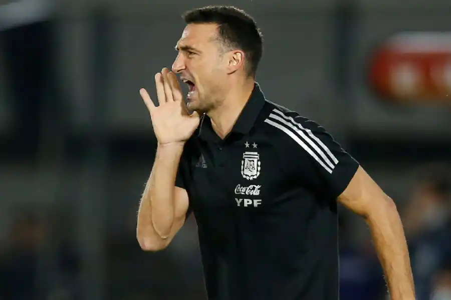 Lionel Scaloni, entrenador de la Selección Argentina de Fútbol, da indicaciones durante un partido. Foto de Archivo