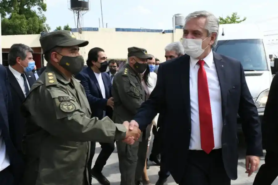 VISITA OFICIAL. El Presidente saluda a un efectivo de Gendarmería Nacional. Foto: Gobernación de Tucumán