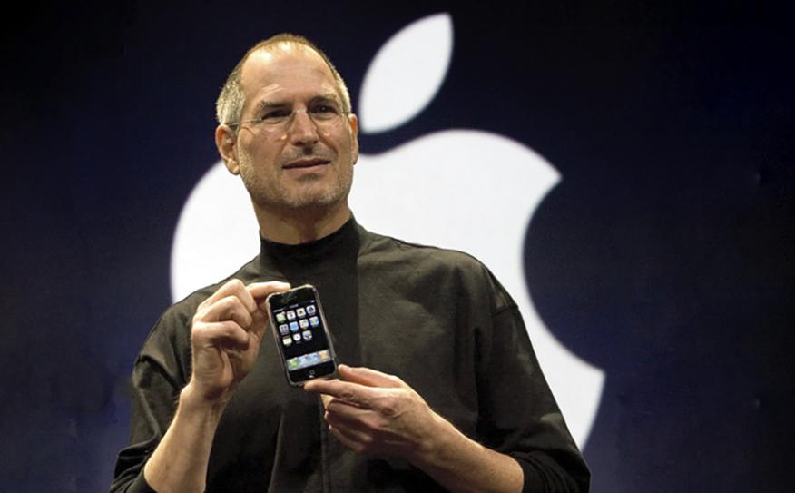 PRESENTACIÓN. Steve Jobs da un discurso de presentación de un celular inteligente completamente táctil.  