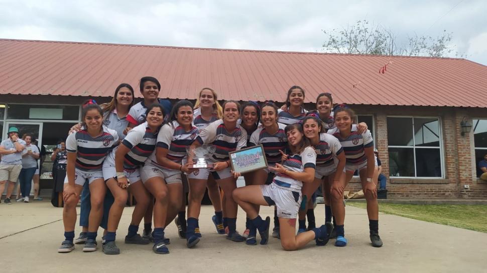 EN LA CIMA. El equipo de Aguilares ganó todos sus partidos y conquistó su primer título argentino entre los mejores del país.