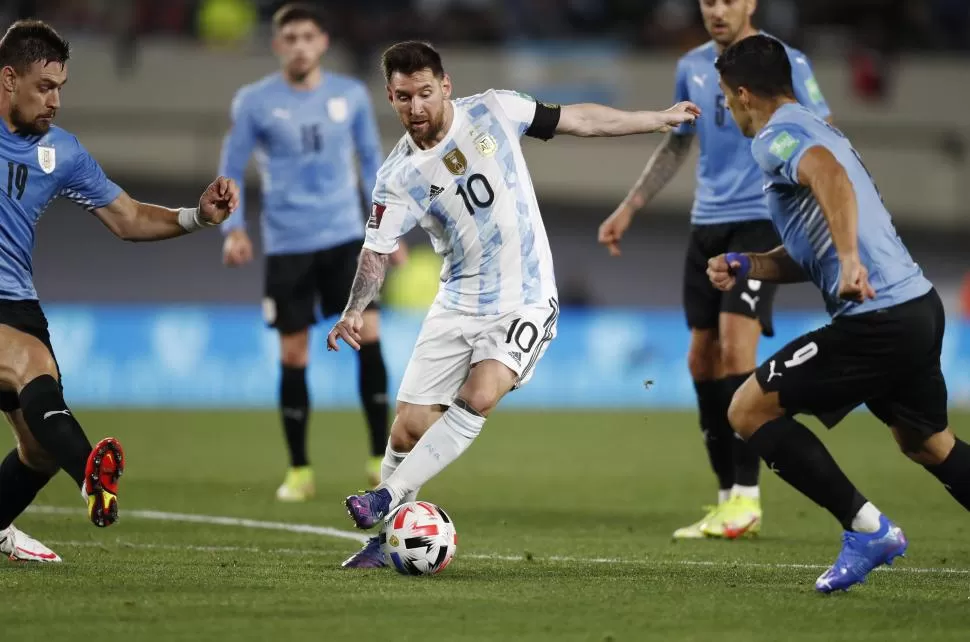 IMPARABLE. Con la pelota en los pies, a Lionel Messi los uruguayos procuraron detenerlo de cualquier manera. En la foto, cuatro jugadores van detrás de él. reuters 